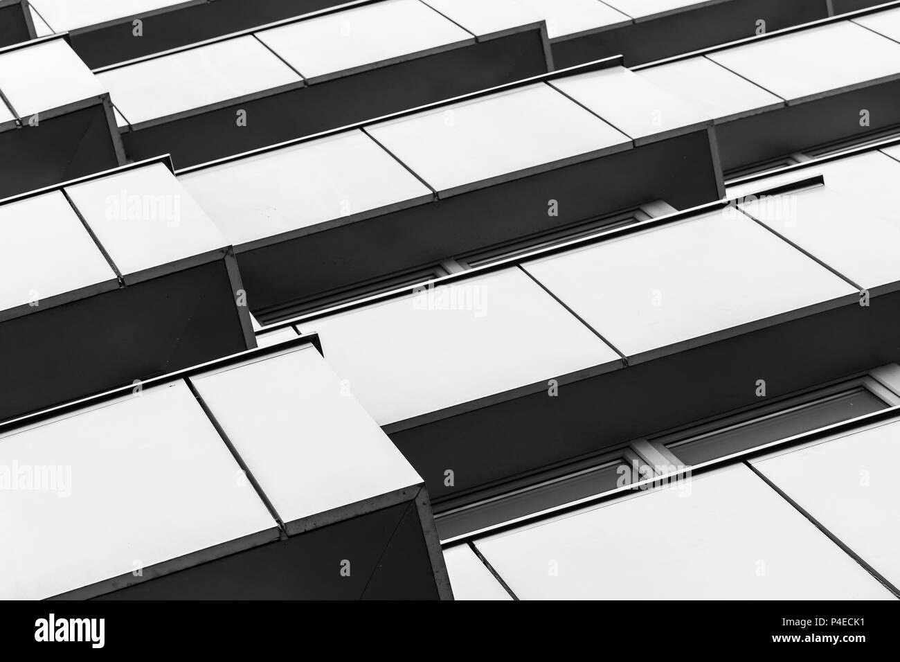 Fragment abstrait de l'architecture moderne, murs d'acier avec windows Banque D'Images