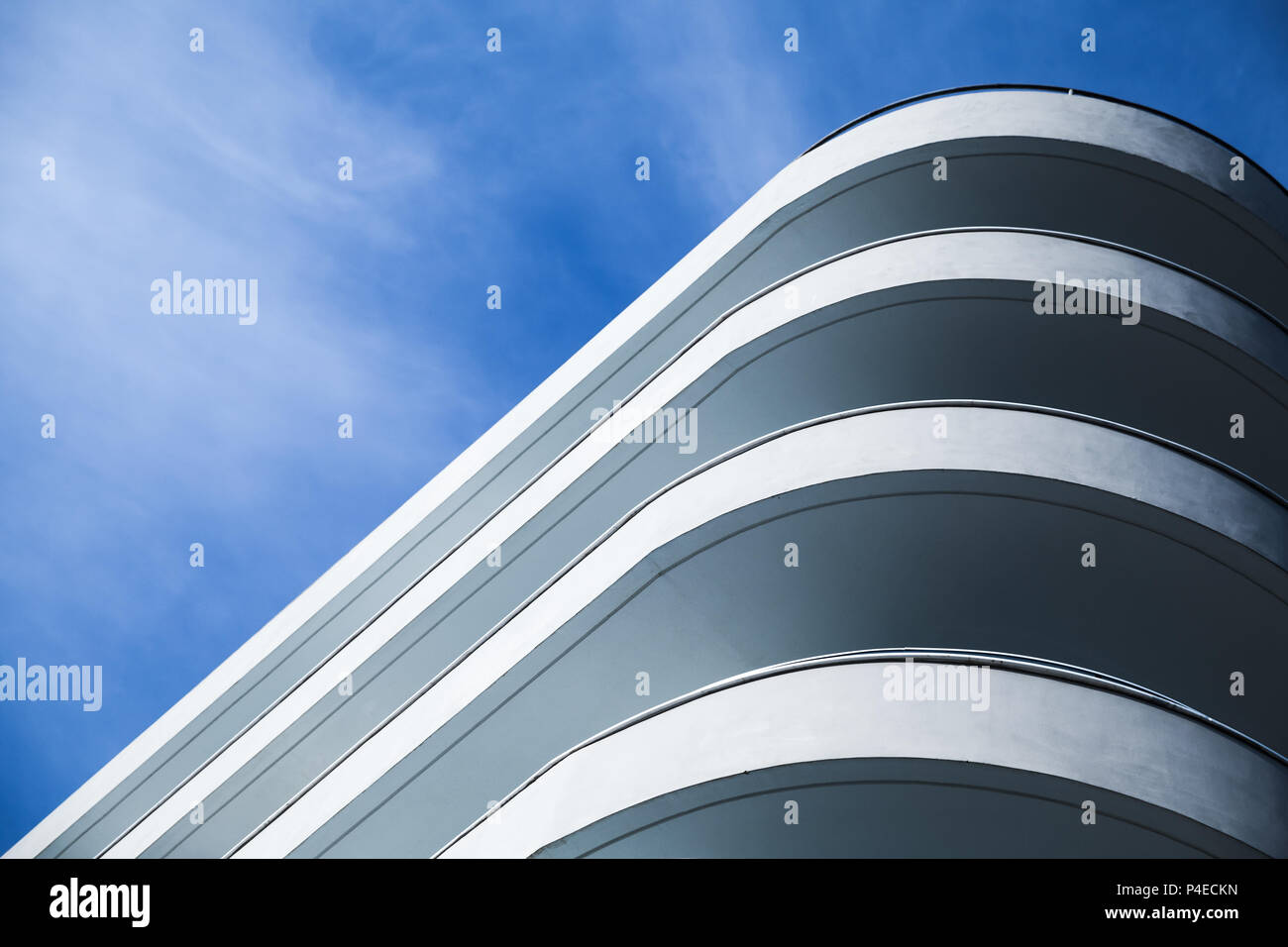Résumé L'architecture moderne, façade en béton blanc rond sous blue cloudy sky Banque D'Images