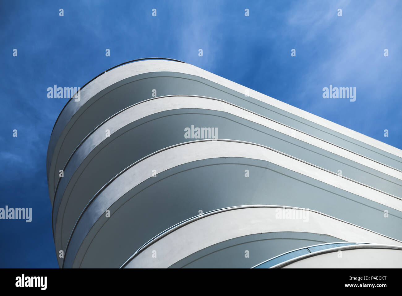 Résumé de l'architecture moderne en béton blanc rond, fragment de façade blue cloudy sky Banque D'Images
