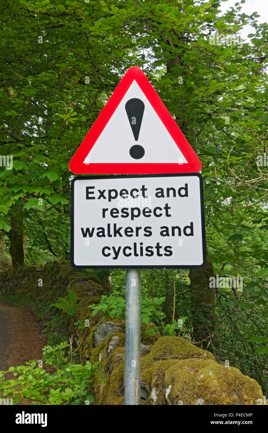 Gros plan sur les marcheurs et les cyclistes signalisation routière Angleterre Royaume-Uni Royaume-Uni Grande-Bretagne Banque D'Images