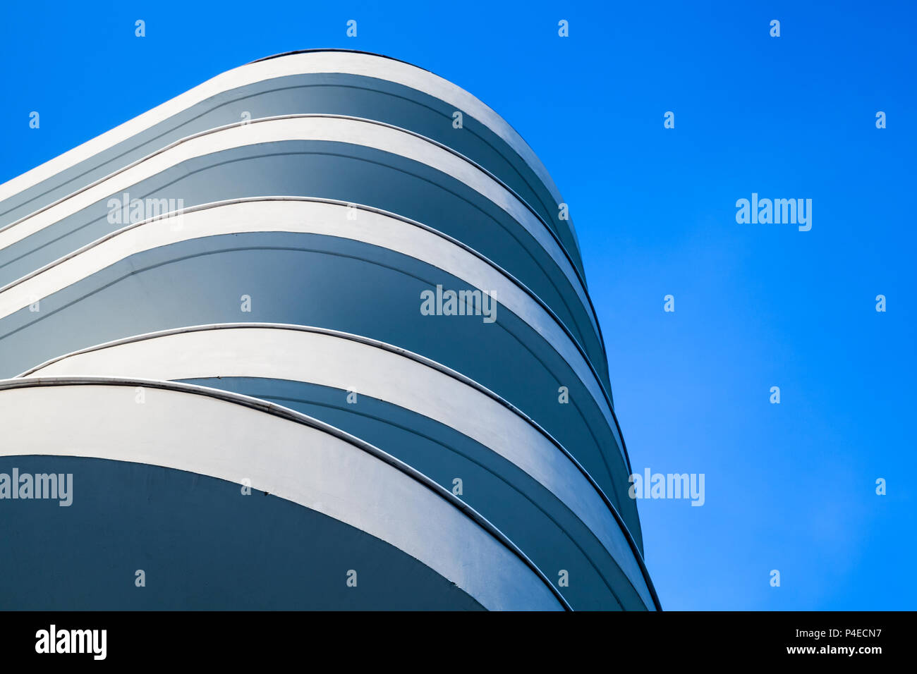 Résumé de l'architecture moderne en béton blanc rond, fragment de façade ciel bleu Banque D'Images