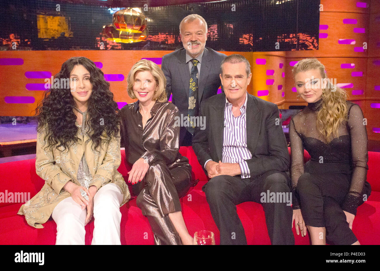 Graham Norton hôte avec (de gauche à droite) Cher, Christine Baranski, Rupert Everett et Natalie Dormer pendant le tournage de The Graham Norton Show à BBC Television Centre 6 Studioworks, Wood Lane, Londres, pour être diffusé sur BBC One le vendredi soir. Banque D'Images