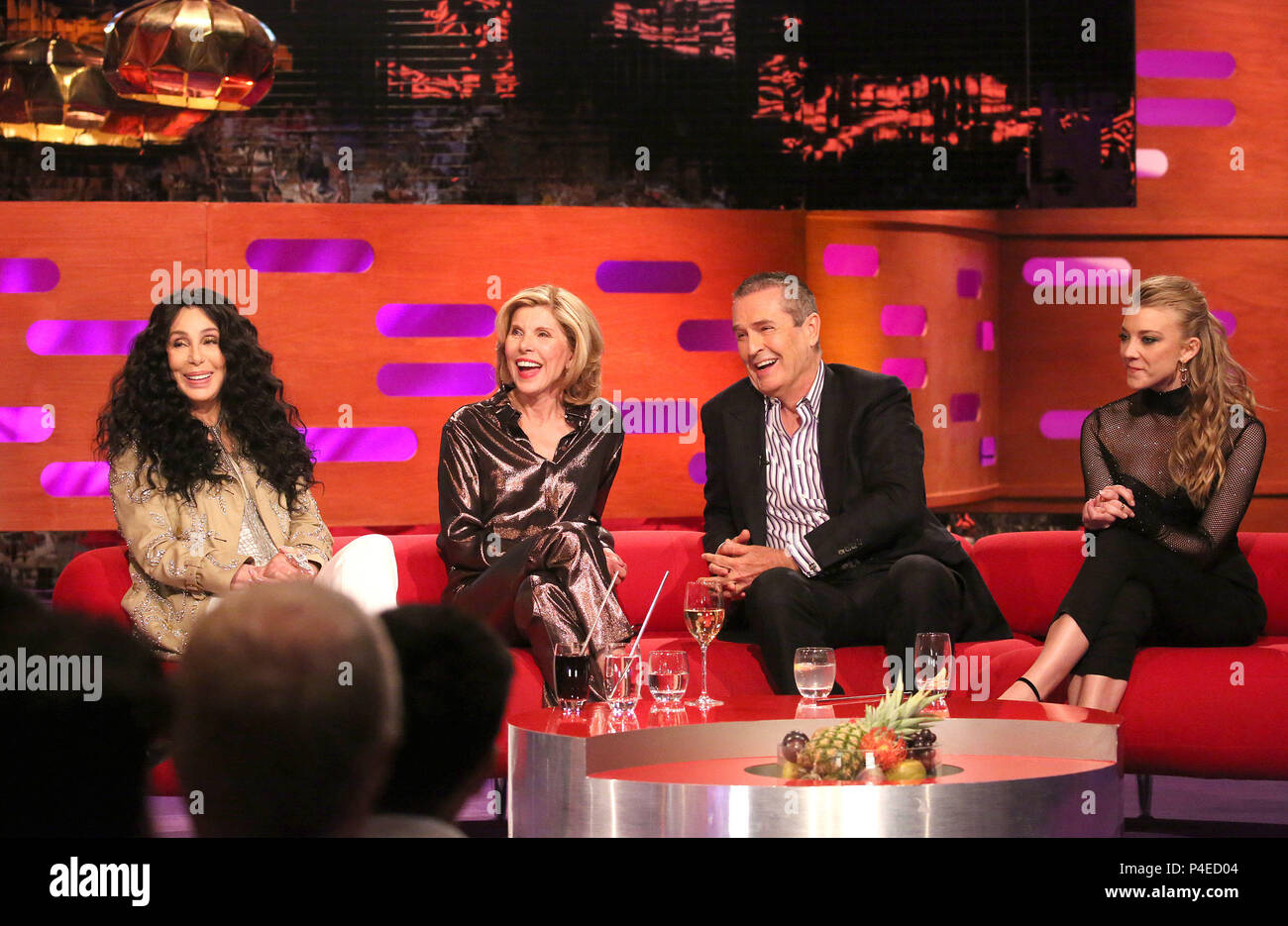 (De gauche à droite) Cher, Christine Baranski, Rupert Everett et Natalie Dormer pendant le tournage de The Graham Norton Show à BBC Television Centre 6 Studioworks, Wood Lane, Londres, pour être diffusé sur BBC One le vendredi soir. Banque D'Images