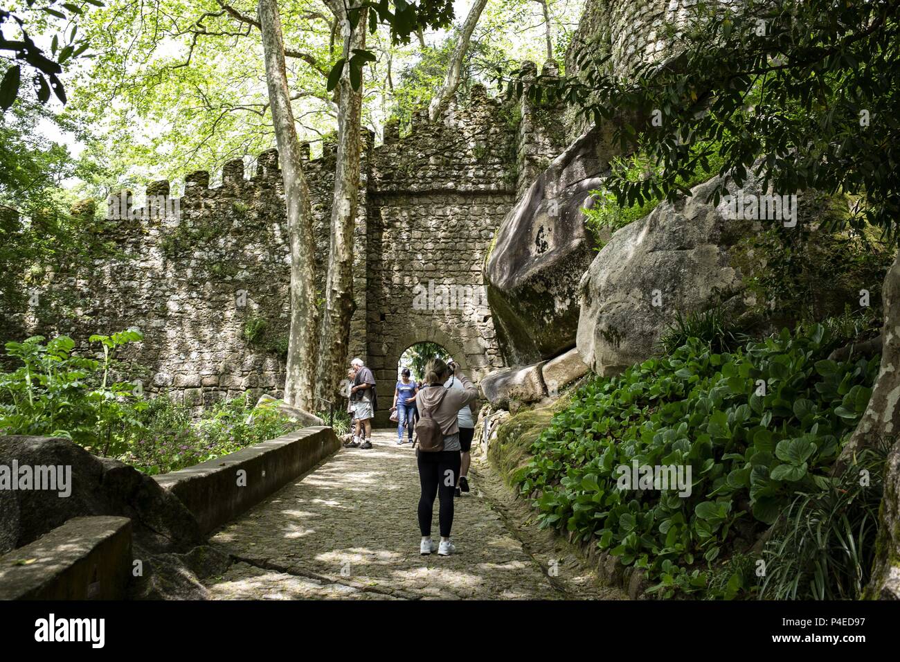 27.05.2018, Portugal, Sintra : les touristes se tenir en face d'un mur au Château des Maures de Sintra. Il est classé comme Monument National, une partie de la Paysage culturel de Sintra, Site du patrimoine mondial de l'UNESCO. Dans le monde d'utilisation | Banque D'Images