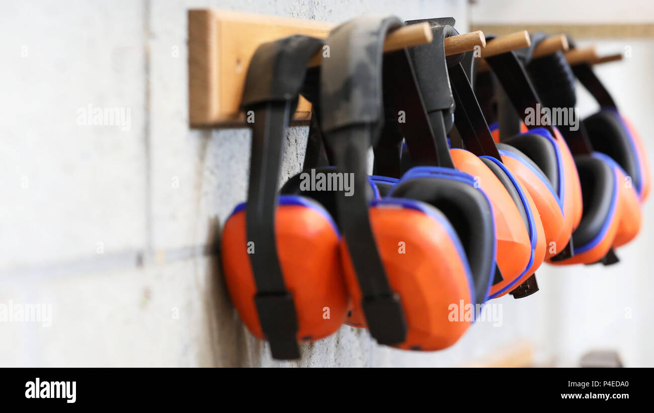 Ligne de cache-oreilles orange protection auditive sur grille. la santé et la sécurité au travail travail sécuritaire. concept de la surdité la pratique. Banque D'Images