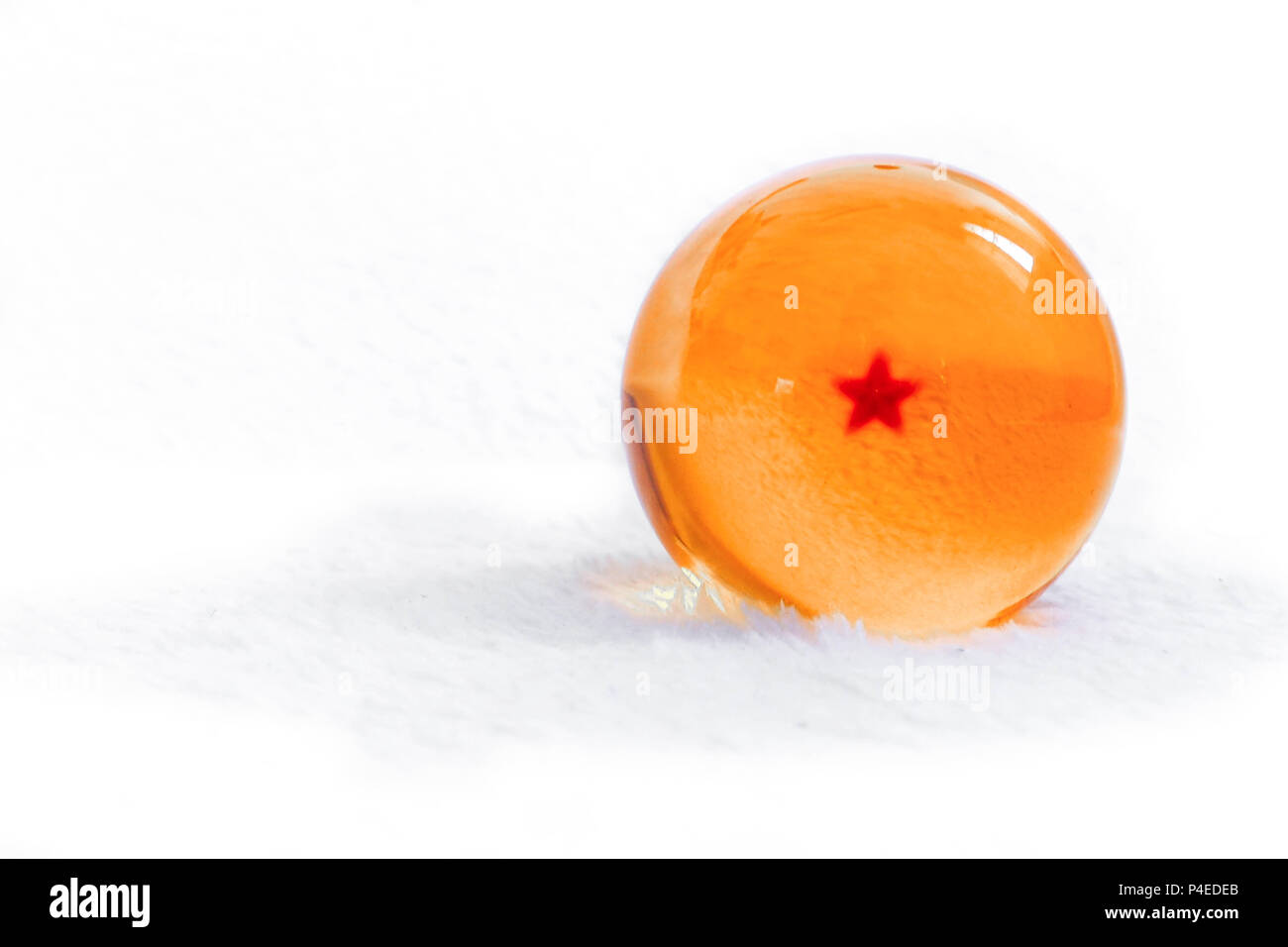 Libre de crystal dragon ball avec une étoile jaune sur un fond blanc Photo  Stock - Alamy
