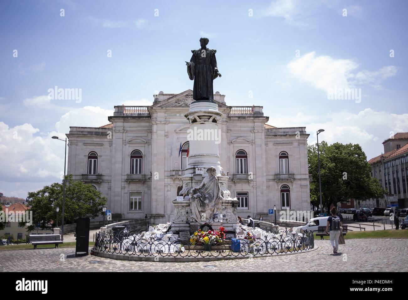 25.05.2018, Portugal, Lisbonne : les gens passent par le Memorial pour José Tomás de Sousa Martins. De Sousa Martins était un médecin qui est vénéré comme Saint. Dans le monde d'utilisation | Banque D'Images