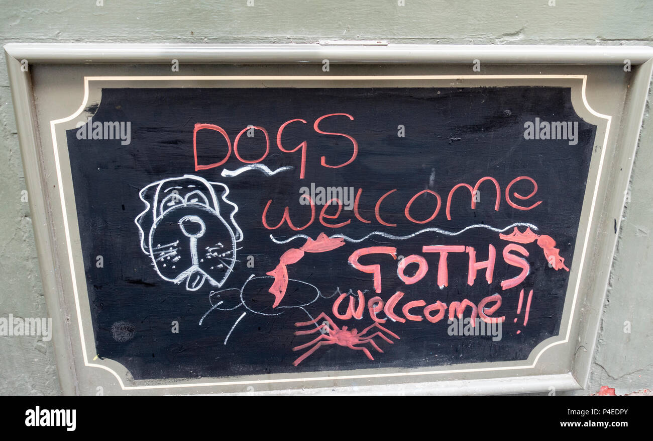 Les chiens et les Goths welcom affiche à l'extérieur de pub à Whitby, North Yorkshire, Angleterre. UK Banque D'Images