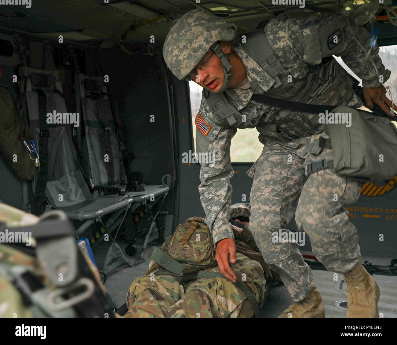 Des soldats américains de la compagnie médicale 1077th (Ambulance), Kansas Army National Guard, aider à placer les blessés sur un UH60L Blackhawk pendant la Golden Coyote dans Custer State Park, S.D., 16 juin 2018. Le Coyote d'or l'exercice est un trois-phase, axée sur des mises en exercice mené dans les Black Hills du Dakota du Sud et le Wyoming, qui permet de se concentrer sur les commandants de mission besoins essentiels concernant la tâche, les tâches et les exercices de combat guerrier. (U.S. Photo de l'armée par la CPS. Andrew Washington) Banque D'Images