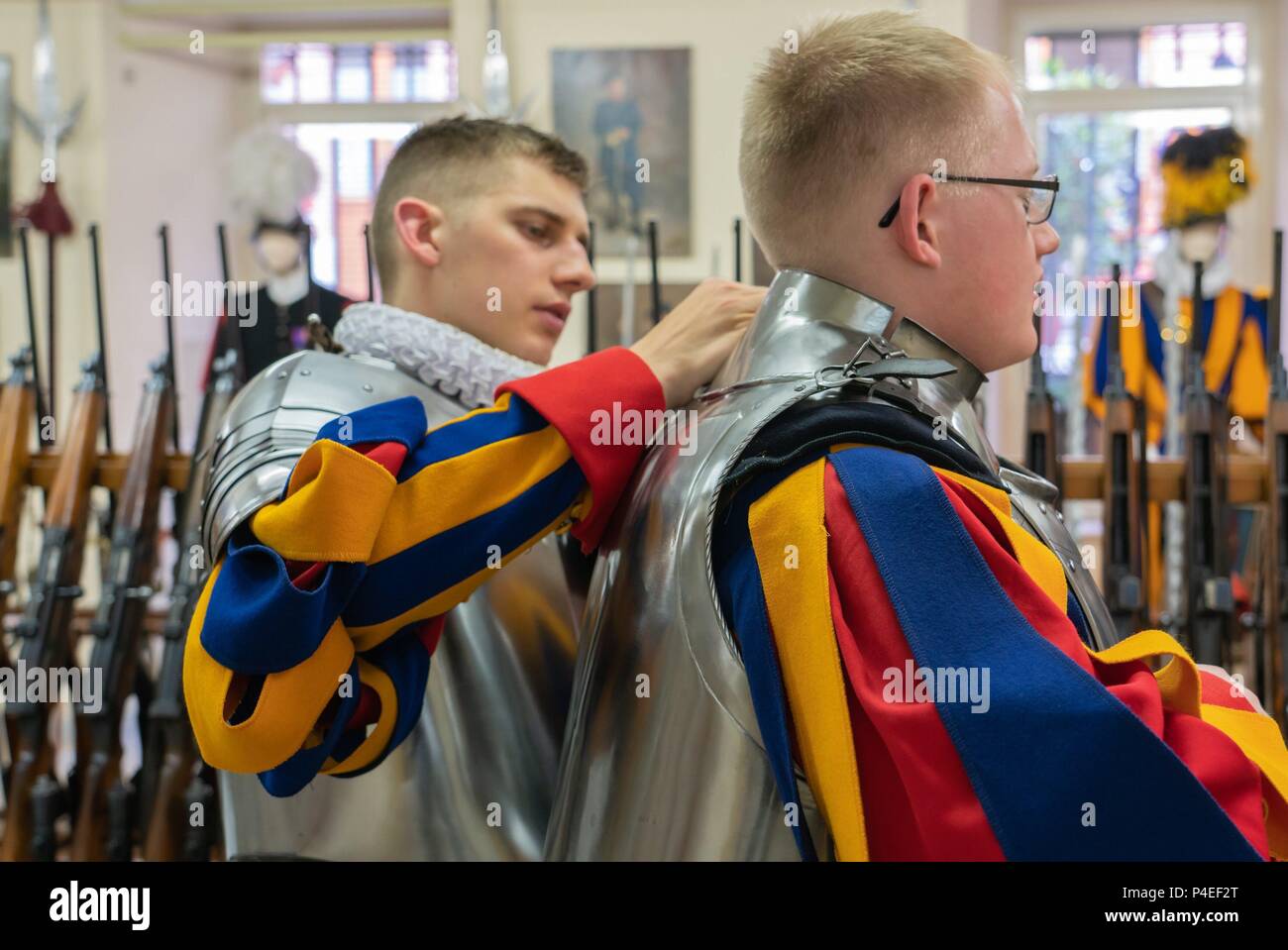 6 mai 2018, l'Italia, Vatican : Gardes de la Garde Suisse Pontificale mis sur leurs armures dans l'Armory. Dans le monde d'utilisation | Banque D'Images