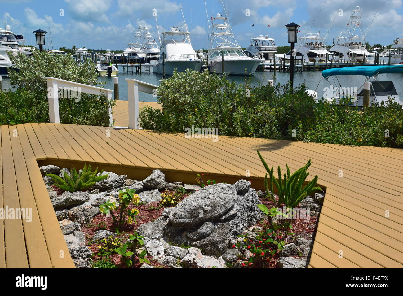 Green Turtle Cay Out Islands Green Turtle Cay Bahamas. Resort and Marina avec turtle rock design. Banque D'Images