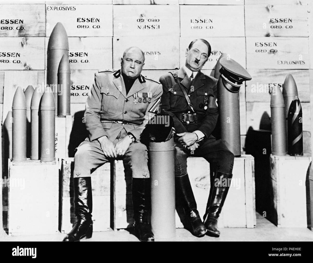 Titre original : THE DEVIL avec Hitler. Titre en anglais : LE DIABLE avec Hitler. Film Réalisateur : GORDON DOUGLAS ; GLENN TRYON. Année : 1942. Stars : Bobby Watson ; Joe Devlin. Credit : HAL ROACH / Album Banque D'Images