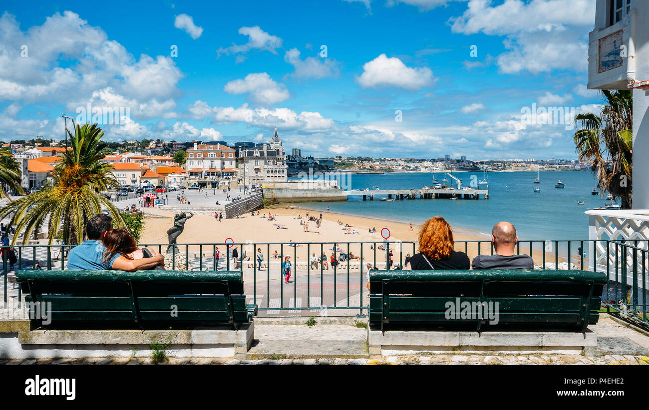 Deux couples se détendre sur une plage avec vue sur Praia da Ribeira sur une chaude journée ensoleillée Banque D'Images