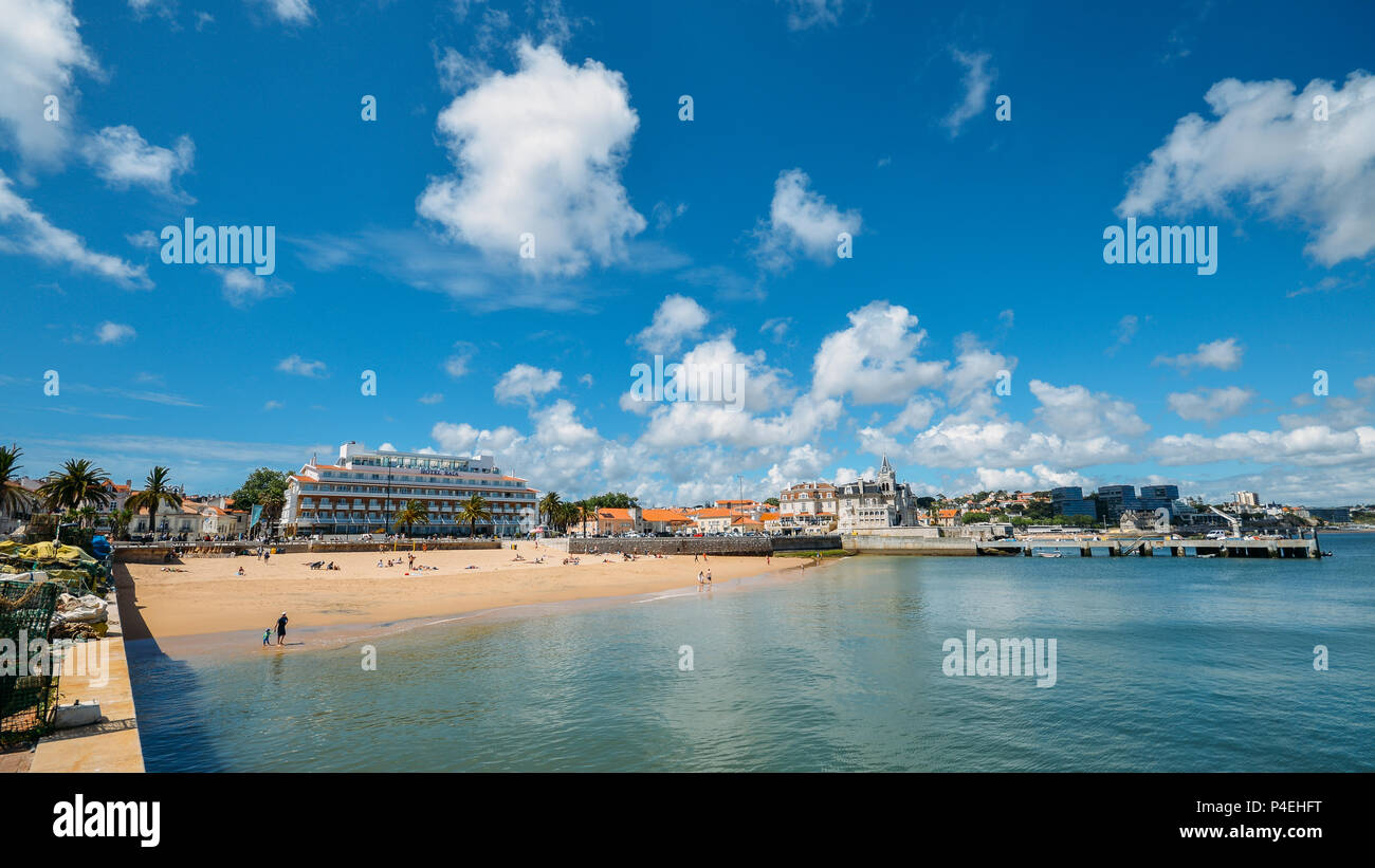 La ville balnéaire de Praia da Ribeira, Cascais. Plage intime près de la gare et populaires auprès des touristes Banque D'Images