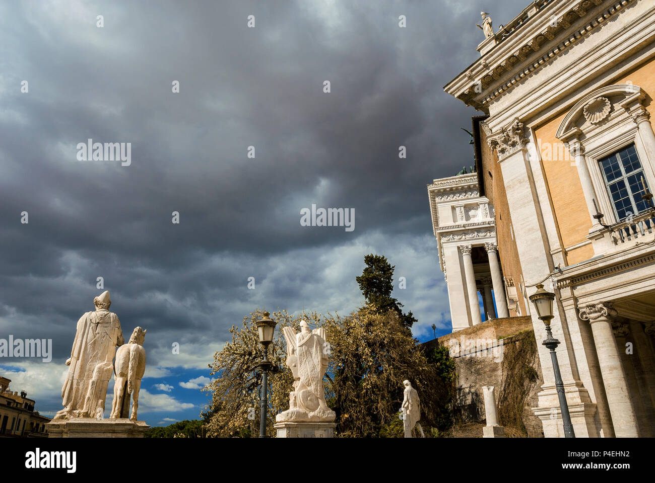 Ciel d'orage et noir nuages menaçants sur Capitole Square de beaux monuments à Rome Banque D'Images