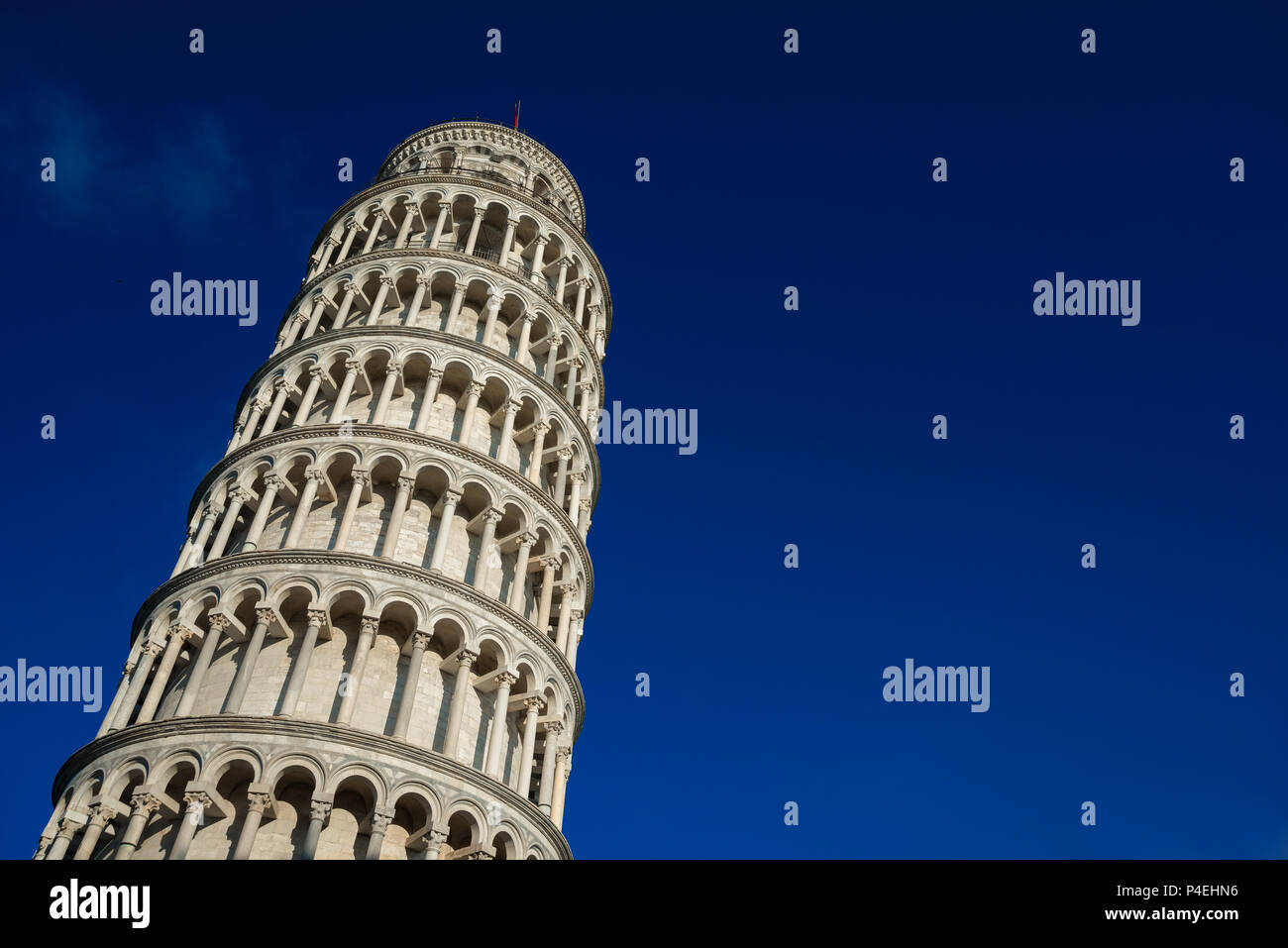 Tour de Pise vue d'en bas contre un ciel bleu (avec copie sapce) Banque D'Images
