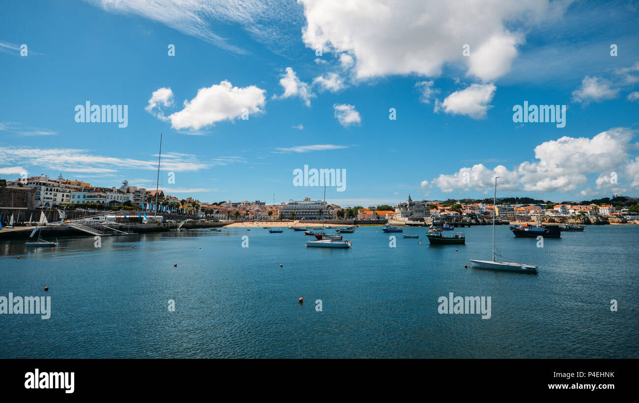 Station balnéaire portugaise cityscape de Cascais Bay plein de bateaux de pêche, à la recherche vers Estoril Banque D'Images
