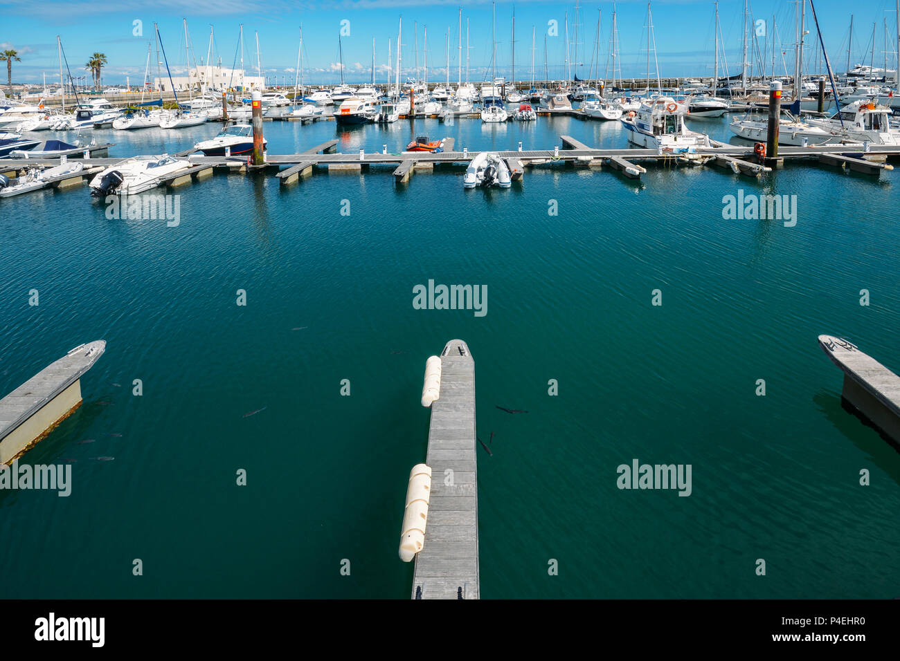 De l'ultra grand angle et des bateaux à moteur yacht amarré au port de plaisance de Cascais. La Marina est situé à moins de Cascais Cidadela Banque D'Images