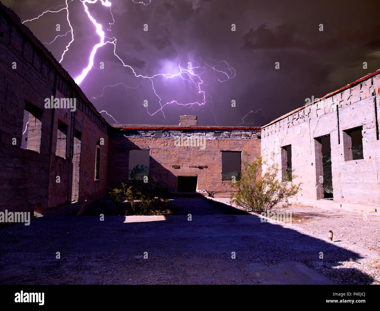 Tempête de foudre sur les ruines abandonnées, Tonopah, Arizona, États-Unis Banque D'Images