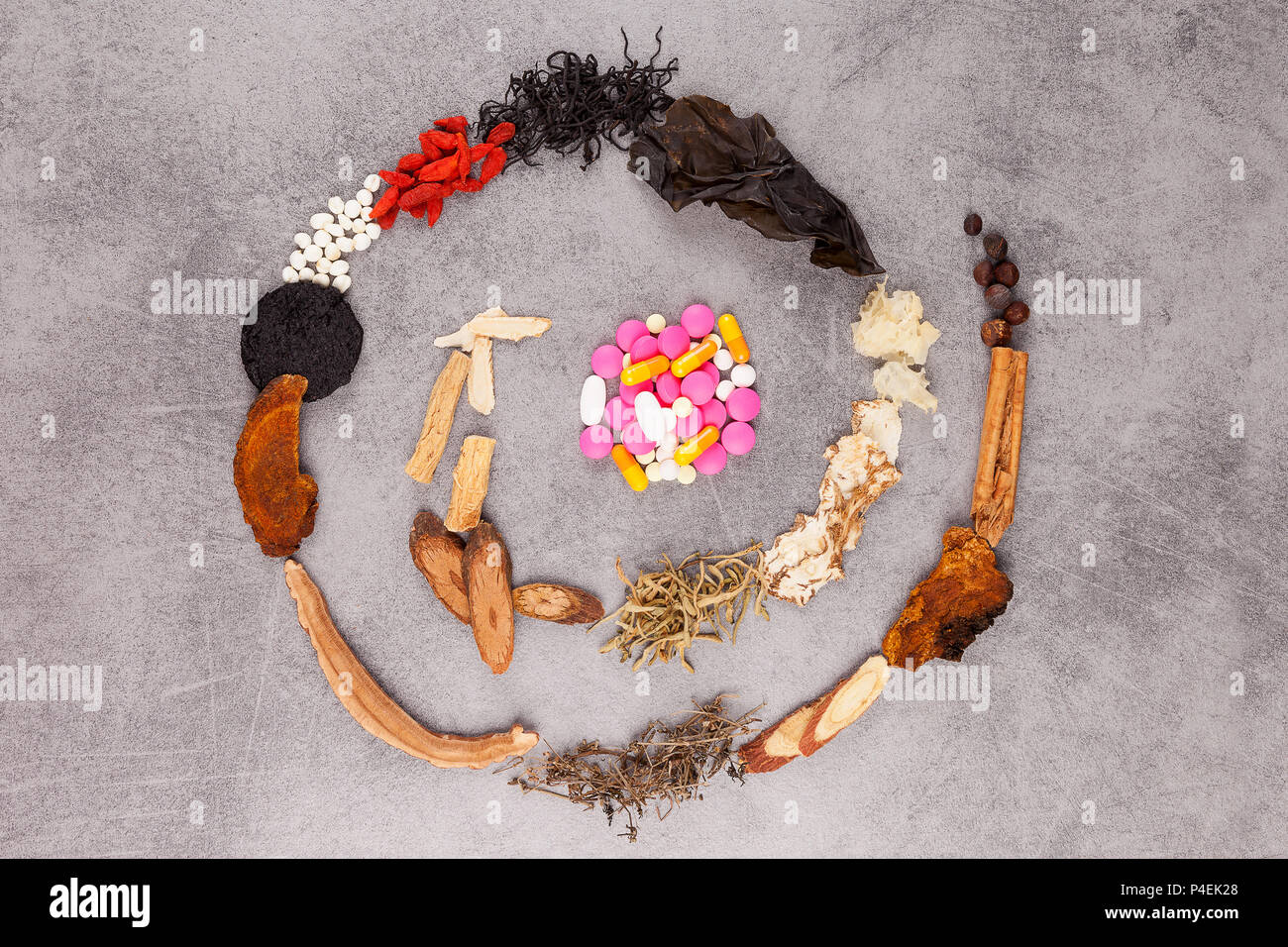 La médecine traditionnelle chinoise de l'Ouest et de l'arrière-plan en spirale à partir de ci-dessus. Banque D'Images