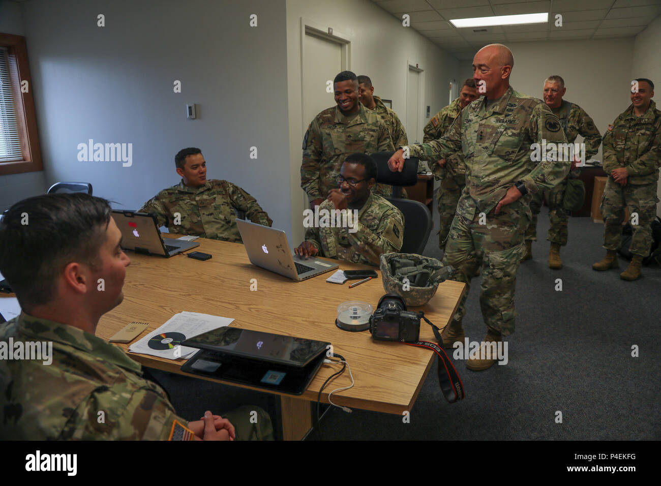 Le lieutenant général de l'armée américaine Charles D. Luckey, chef de l'armée de réserve et le Commandant Général, United States Army Reserve Command, visite les militaires effectuant Coyote d'or d'entraînement, Rapid City, S.D. 17 Juin, 2018. Le Coyote d'or l'exercice est un trois-phase, axée sur des mises en exercice mené dans les Black Hills du Dakota du Sud et le Wyoming, qui permet de se concentrer sur les commandants de mission besoins essentiels concernant la tâche, les tâches et les exercices de combat guerrier. (U.S. Photo de l'armée par la FPC. Christophe Martin) Banque D'Images