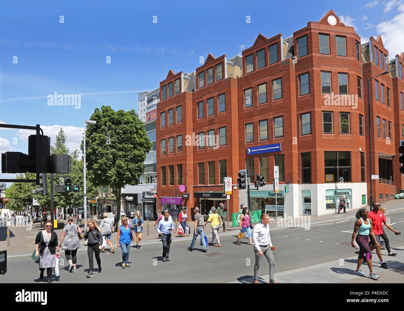 Sutton Shoppers dans High Street, Londres du sud Banque D'Images