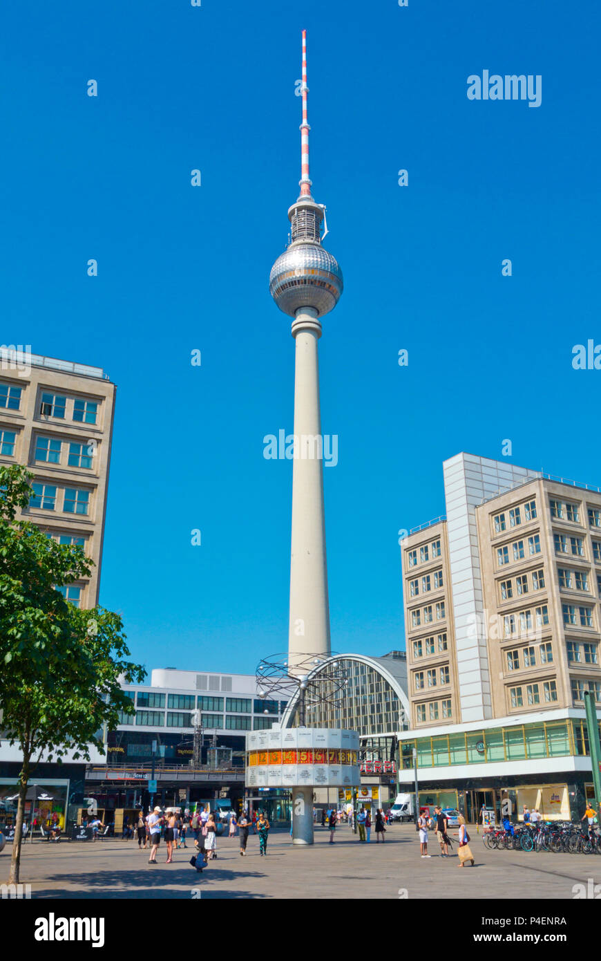 Fernsehturm, la tour de télévision, et l'horloge mondiale, Alexanderplatz, Berlin, Allemagne Banque D'Images