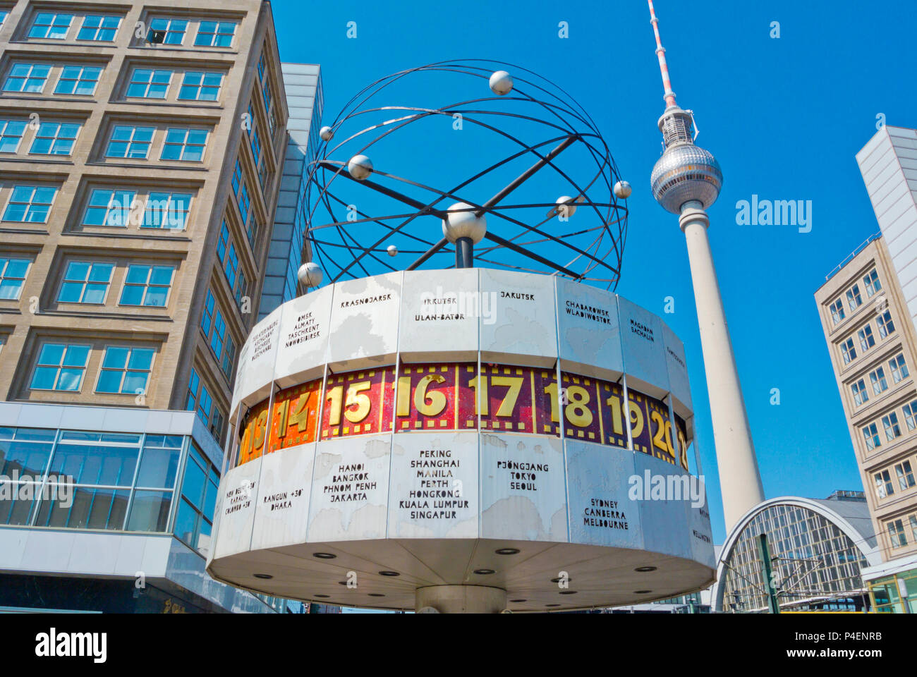Weltzeituhr, horloge mondiale, et Fernsehturm, la tour de télévision, Alexanderplatz, Berlin, Allemagne Banque D'Images