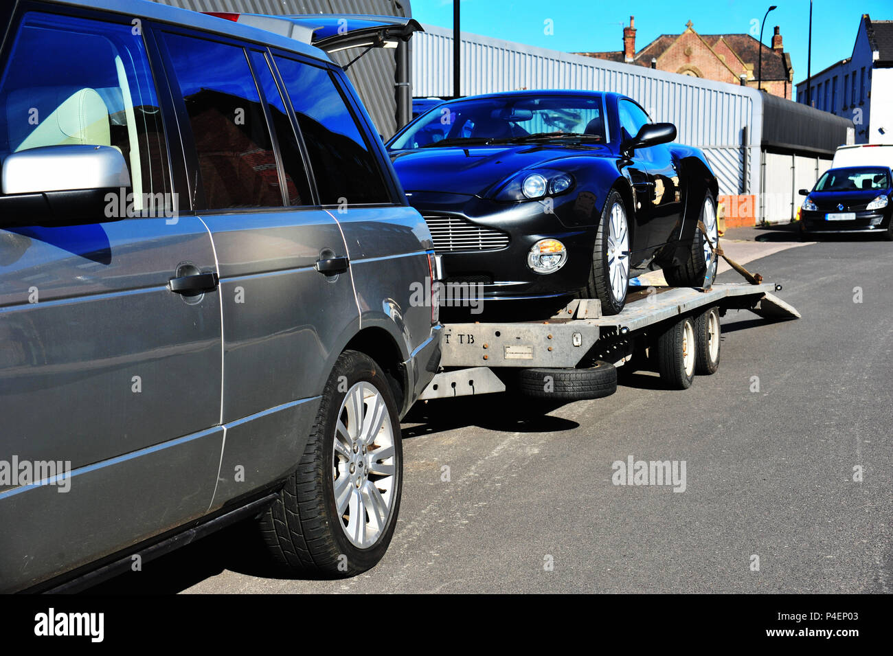 Extraction d'un Range Rover Aston Martin Vanquish S chargé sur la remorque  collection vente Photo Stock - Alamy