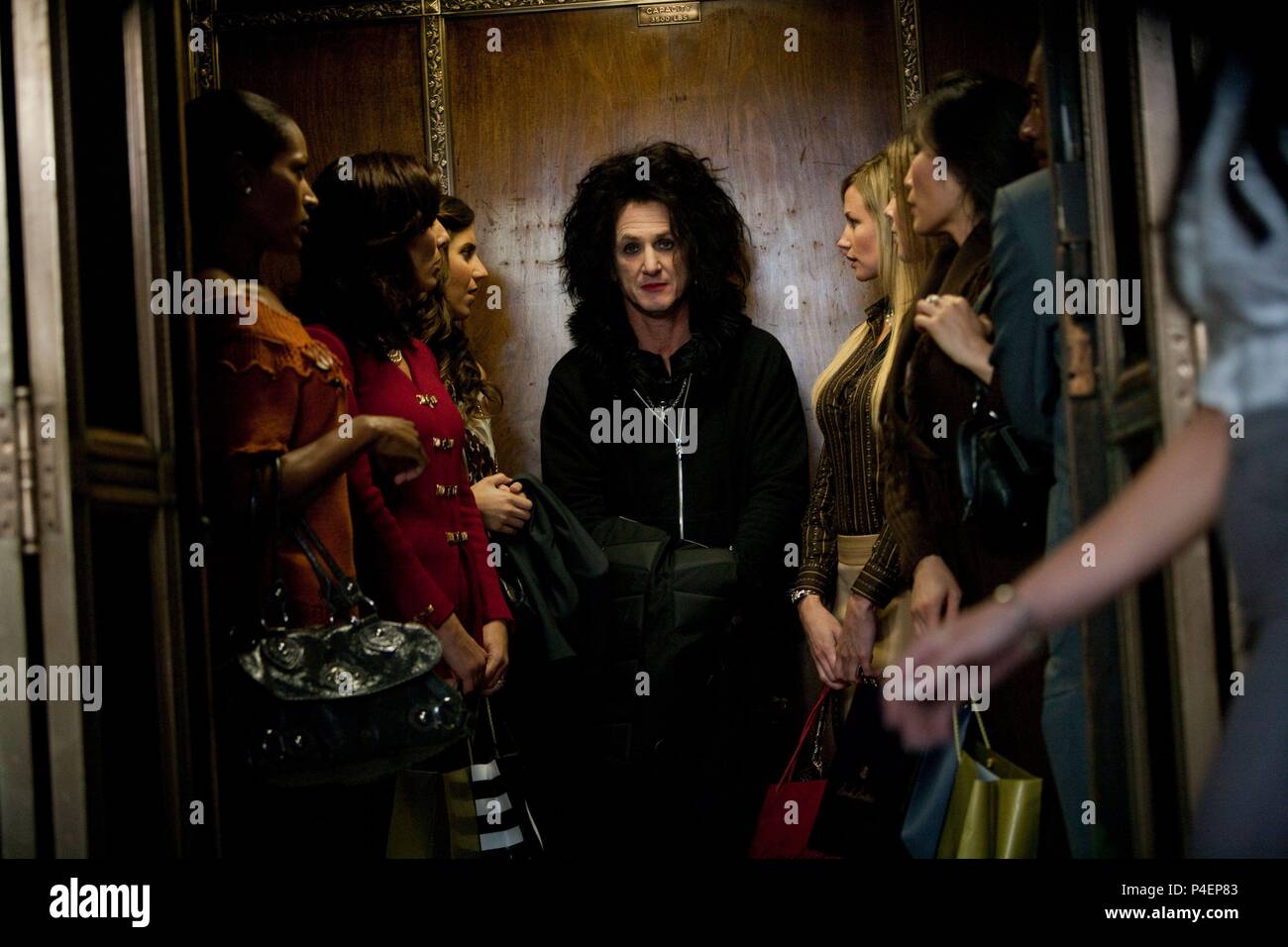 Titre original : CE DOIT ÊTRE L'ENDROIT. Titre en anglais : CECI DOIT ÊTRE L'ENDROIT. Film Réalisateur : Paolo SORRENTINO. Année : 2011. Stars : SEAN PENN. Credit : INDIGO FILM / Album Banque D'Images