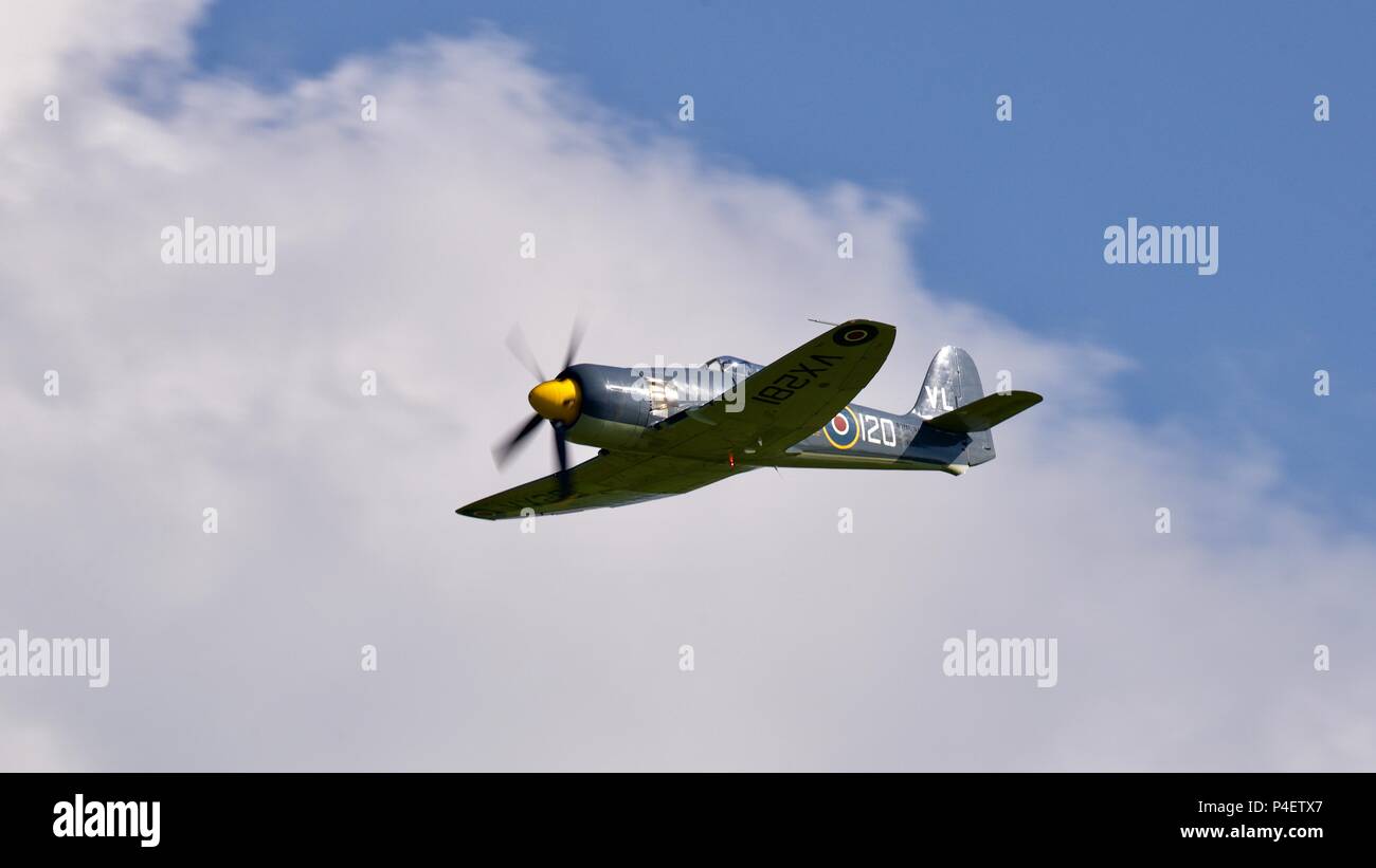 Fly Navy Heritage Trust Sea Fury T.20 G-RNHF (VX281) volant à Shuttleworth airshow Marine Fly à l'ancien gardien sur le 3 juin 2018 Banque D'Images