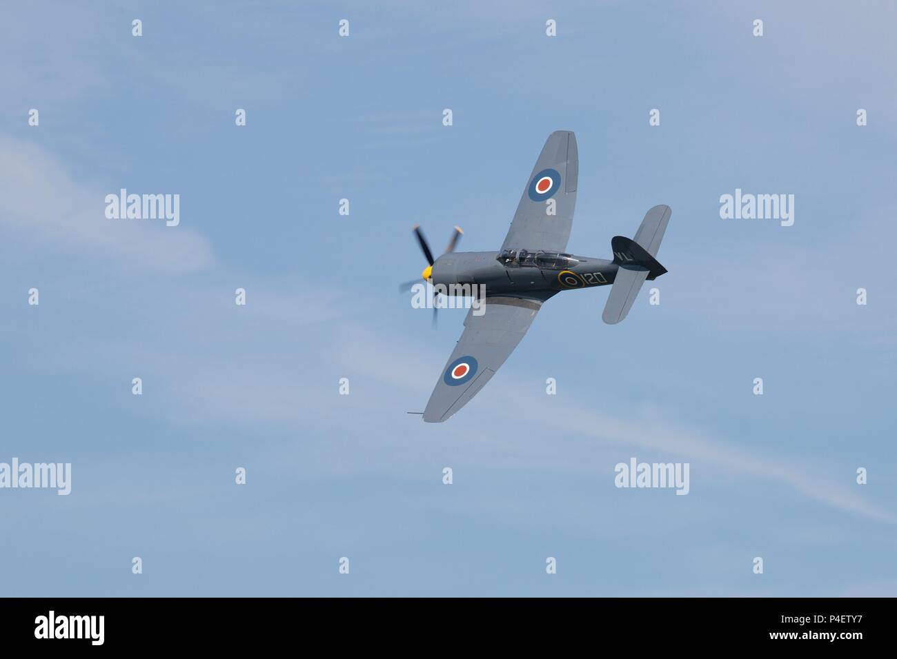 Fly Navy Heritage Trust Sea Fury T.20 G-RNHF (VX281) volant à Shuttleworth airshow Marine Fly à l'ancien gardien sur le 3 juin 2018 Banque D'Images