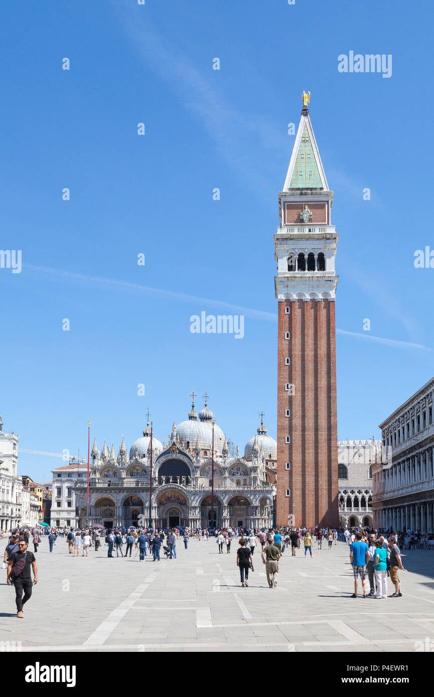 Piazza San Marco, La Basilique de San Marco et le Campanile, Venise, Vénétie, Italie, Place Saint Marc, Basilique St Marc, clocher, Campanile, cathédrale. peop Banque D'Images