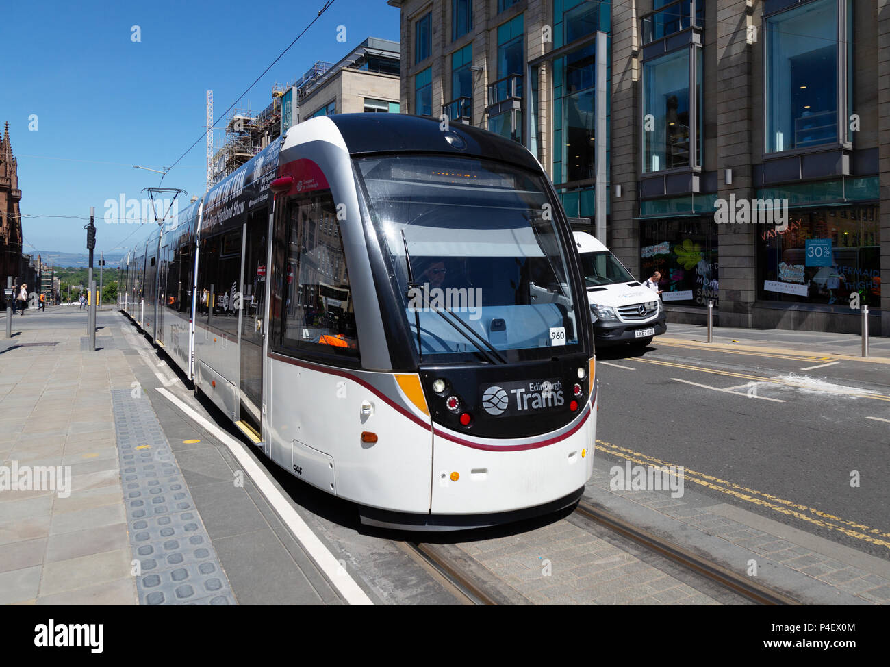 Les tramways d'Édimbourg - un tram dans une scène de rue, Edinburgh, Scotland UK Banque D'Images