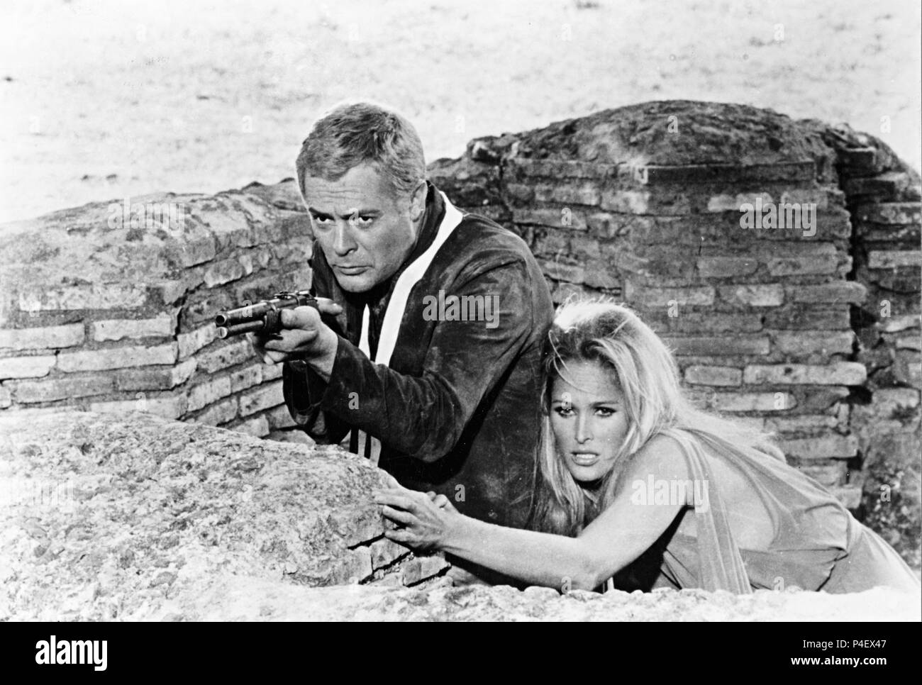 Titre original : LA DECIMA VITTIMA. Titre en anglais : dixième victime, LA. Directeur de film : ELIO PETRI. Année : 1965. Stars : Ursula Andress, Marcello Mastroianni. Crédit : LES FILMS CONCORDIA / Album Banque D'Images