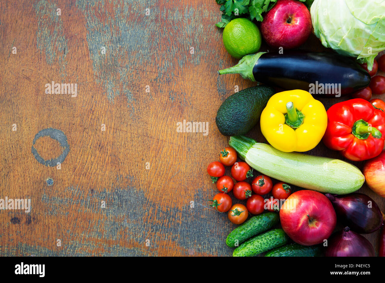 Composition de fruits et légumes sur fond de bois rustique. Copier l'espace. Alimentation saine. Vue d'en haut. À partir de ci-dessus. Banque D'Images