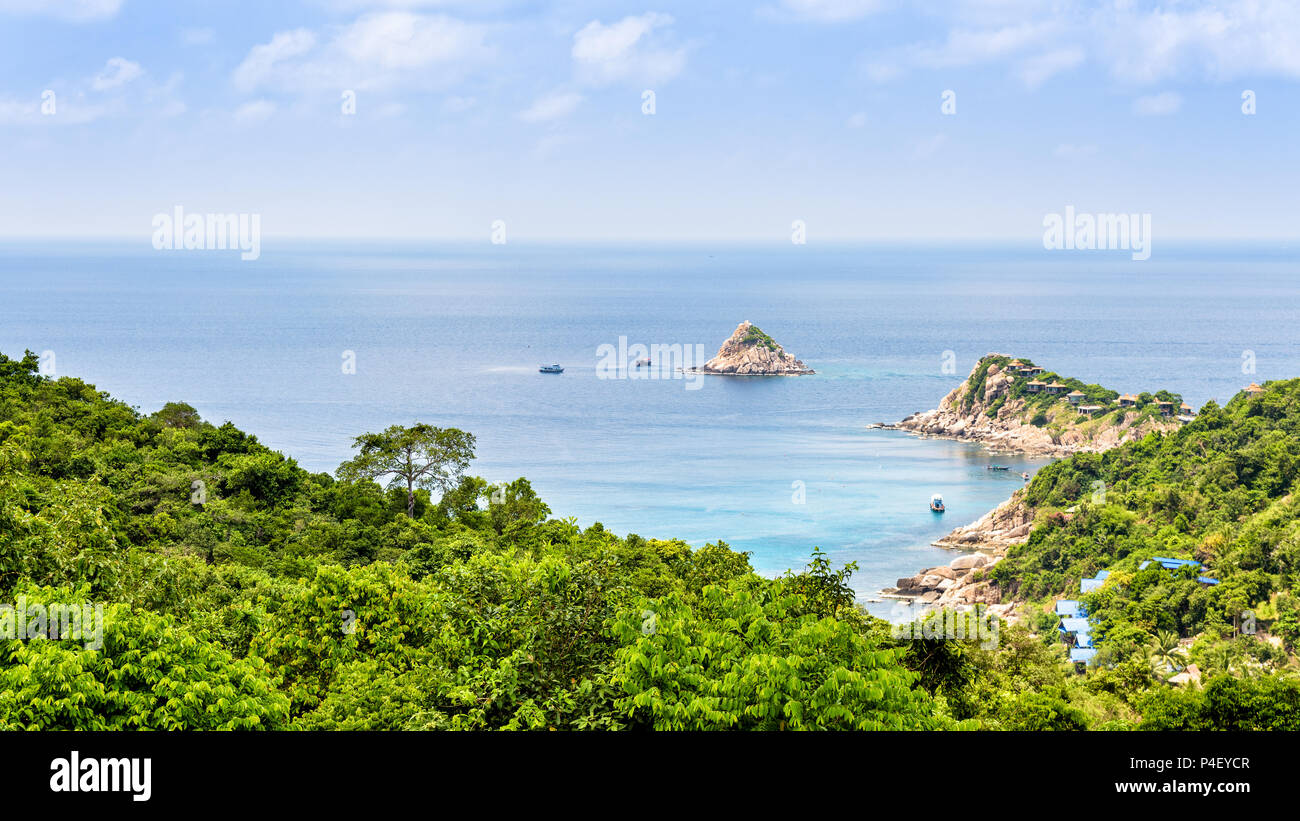 Belle nature paysage bleu de la mer à l'Aow leuk bay sous le ciel d'été d'une vue panoramique sur l'île de Koh Tao est une célèbre attraction touristique Banque D'Images