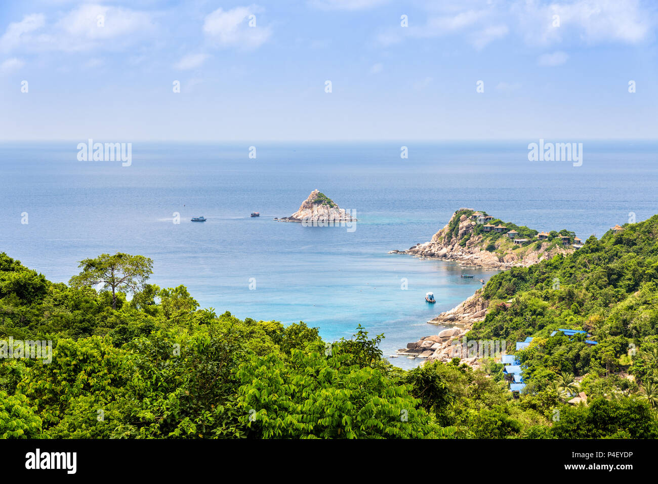 Belle nature paysage bleu de la mer à l'Aow leuk bay sous le ciel d'été d'une vue panoramique sur l'île de Koh Tao est une célèbre attraction touristique Banque D'Images