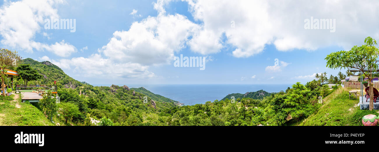 Panorama high angle view belle nature paysage bleu de la mer à l'Aow leuk bay sous le ciel d'été à partir de point de vue sur l'île de Koh Tao est une destination touristique célèbre Banque D'Images