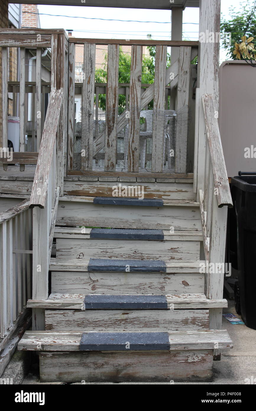 Escalier en bois menant à un porche en bois dans l'arrière-cour d'une norme Chicago house. Banque D'Images
