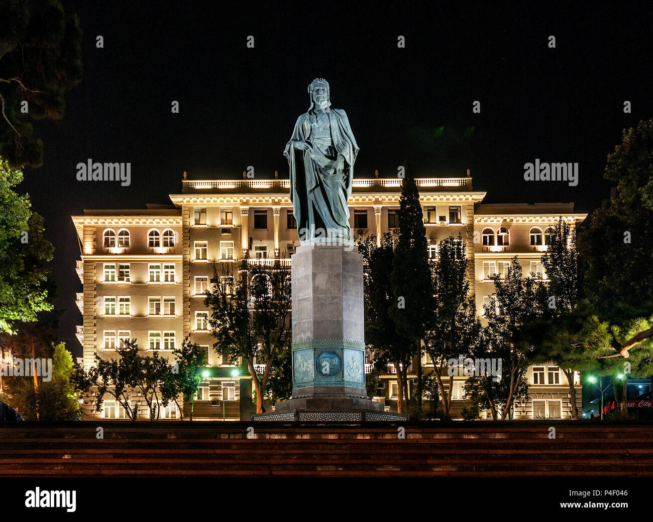 Nizami Square statue monument dans la vieille ville de Bakou, Azerbaïdjan, la nuit Banque D'Images