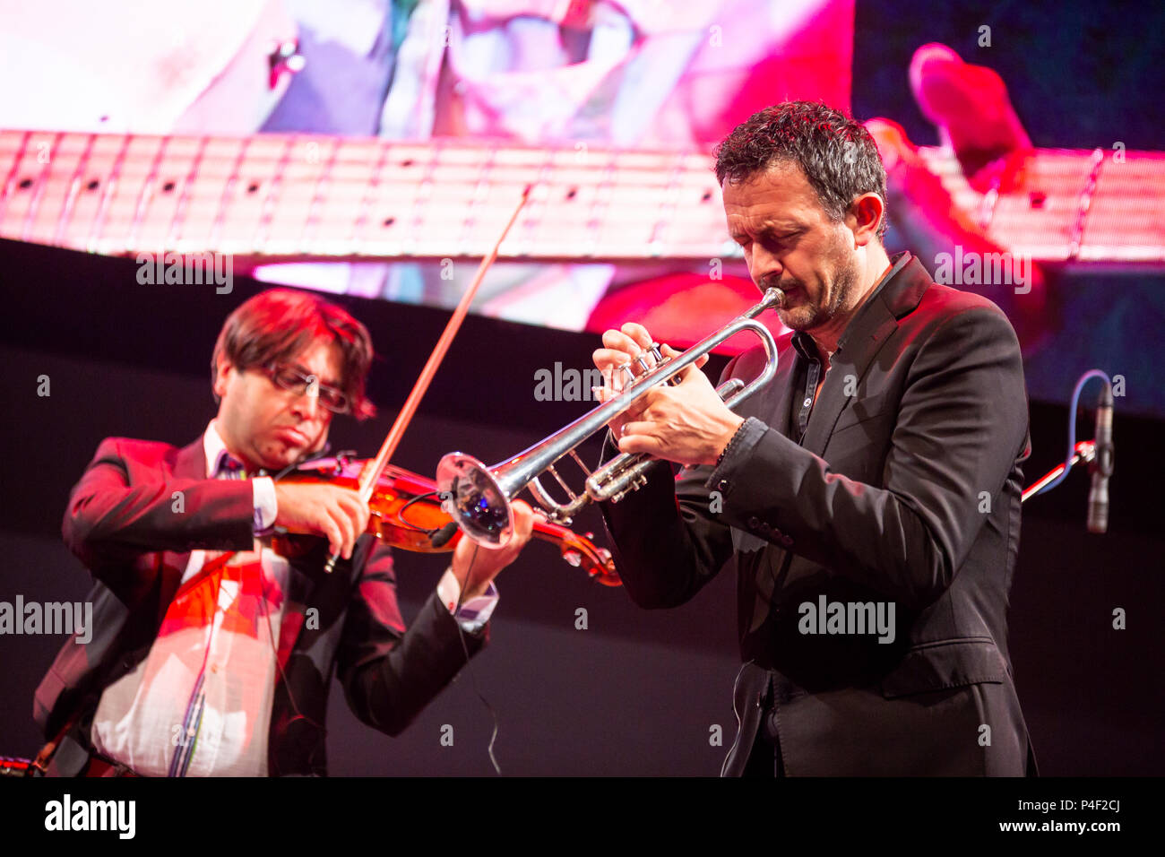 Essen, Allemagne. 16 Juin, 2018. Brönner Till (droite), trompettiste de jazz et photographe allemand, joue avec le violoniste Georges Yammine (West Eastern Divan Orchestra) à surprise concert le week-end d'ouverture officielle des nouveaux Leitz-Park III au siège de l'appareil photo Leica. Crédit : Christian Lademann Banque D'Images