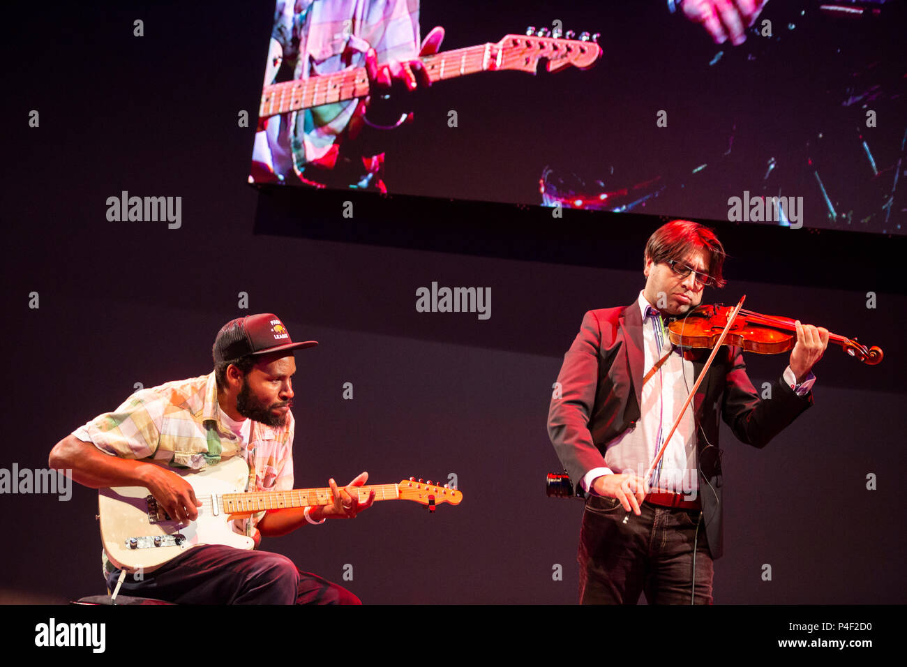 Essen, Allemagne. 16 Juin, 2018. Ray Barbee, Skateboarder américain et le guitariste de la Californie joue avec le violoniste Georges Yammine (West Eastern Divan Orchestra) à surprise concert le week-end d'ouverture officielle des nouveaux Leitz-Park III au siège de l'appareil photo Leica. Crédit : Christian Lademann Banque D'Images