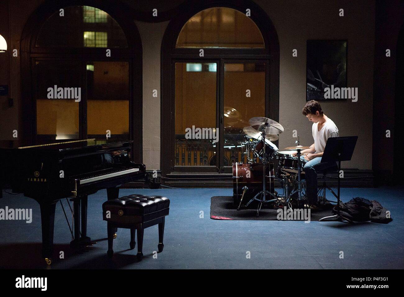 Titre original : WHIPLASH. Titre en anglais : WHIPLASH. Directeur du film : DAMIEN CHAZELLE. Année : 2014. Stars : MILES TELLER. Credit : BOLD FILMS / Album Banque D'Images