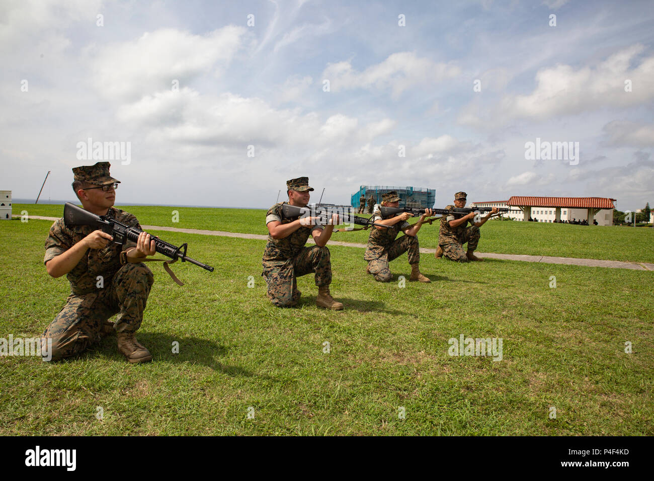 Marines avec 3e Groupe logistique maritime visent à l'ennemi fictif au cours de l'Examen de compétences en combat le 20 juin 2018, au Camp Kinser, Okinawa, Japon. La bataille de Test des compétences assure marines sont les plus compétents dans les compétences de base nécessaires à toute situation sur le champ de bataille. Marines pratiqué buddy se précipite, l'embuscade d'exercices et des exercices d'attaque de l'air parmi d'autres contre-attaques qui peuvent être utilisés pendant le combat des scénarios. Au cours de la CEST, marines sont testés sur des compétences différentes telles que l'exploitation d'une radio, l'application des garrots et traitement des détenus. (U.S. Marine Corps photo de la FPC. Terry Wong) Banque D'Images