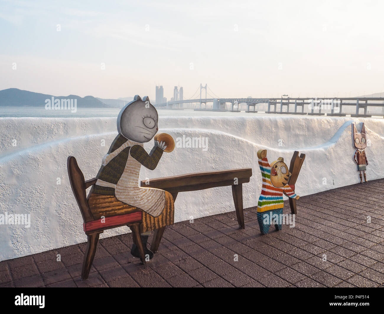 Belle promenade sur l'art à Busan Haeundae ressemblant children's photo books, avec le pont Gwangan dans le dos, de Corée du Sud Banque D'Images