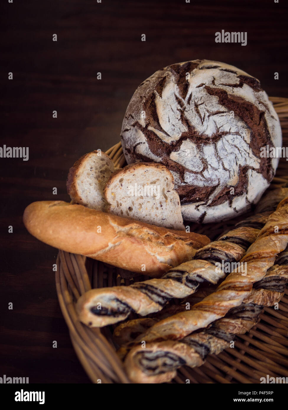 Vue de dessus d'une variété de pains dans un panier en osier Banque D'Images
