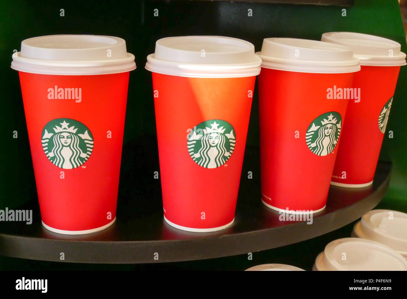 BANGKOK, THAÏLANDE - 25 NOVEMBRE 2017 : le logo Starbucks mermaid sur red cup boissons contenant de collecte pour célébrer l'hiver vacances saisonnières celebratio Banque D'Images