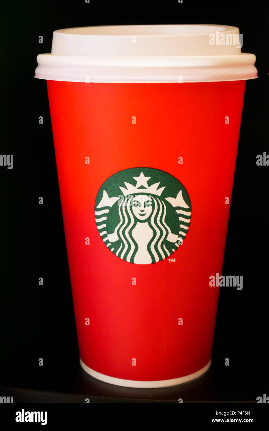 BANGKOK, THAÏLANDE - 25 NOVEMBRE 2017 : le logo Starbucks mermaid sur red cup boissons contenant de collecte pour célébrer l'hiver vacances saisonnières celebratio Banque D'Images
