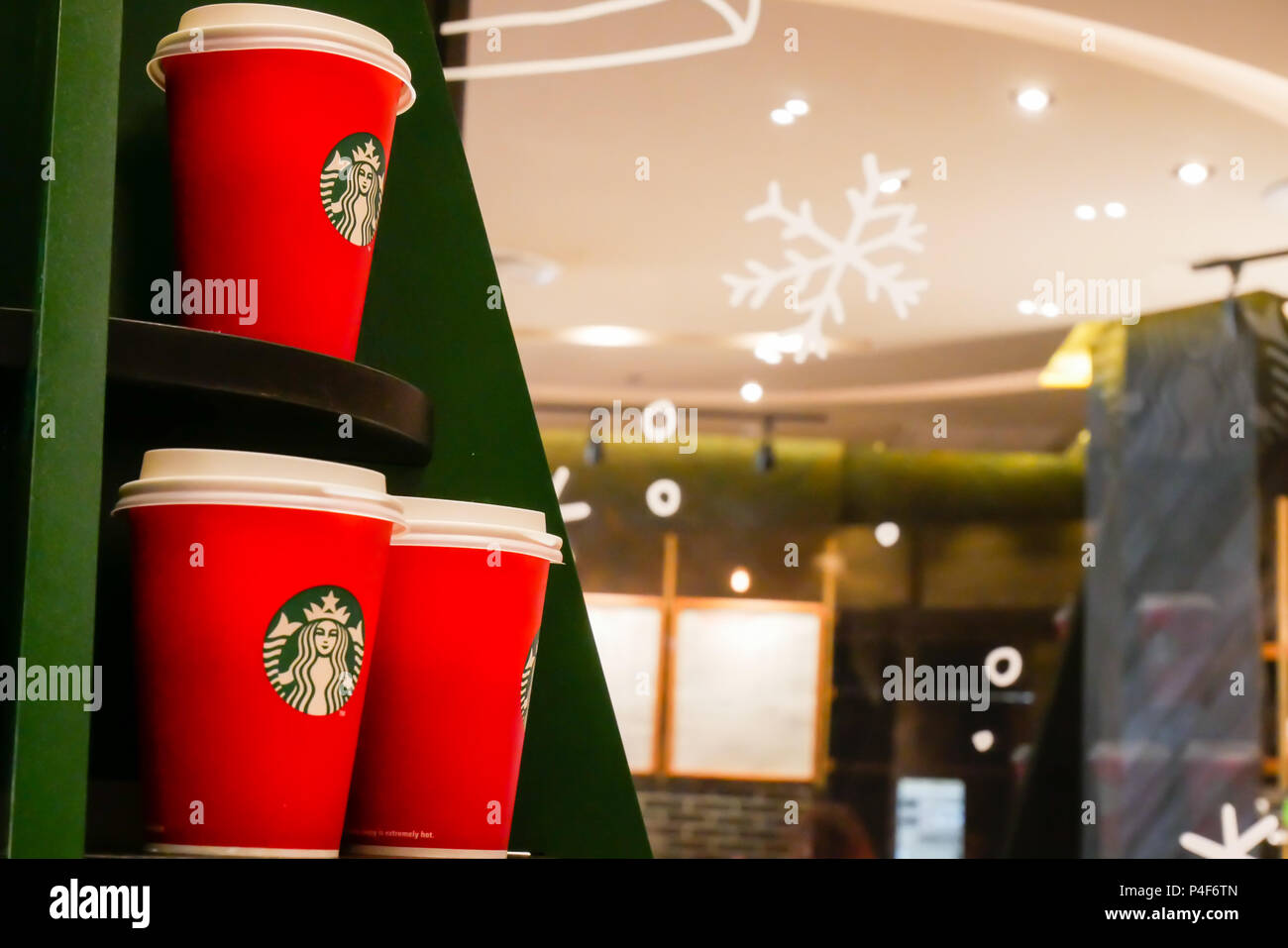 BANGKOK, THAÏLANDE - 25 NOVEMBRE 2017 : le logo Starbucks mermaid sur red cup boissons contenant de collecte pour célébrer l'hiver vacances saisonnières celebratio Banque D'Images